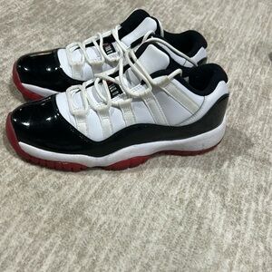 Euc air jordan 11 retro concord bred